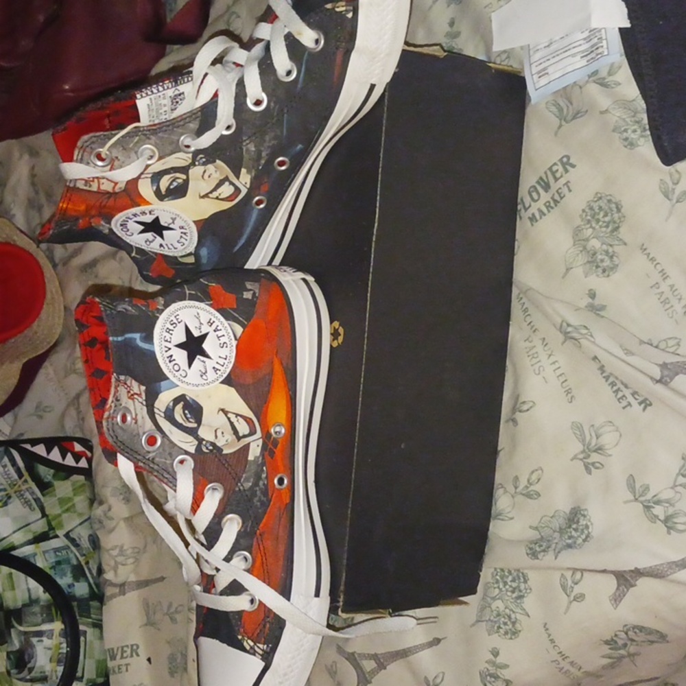 Harley Quinn converse
